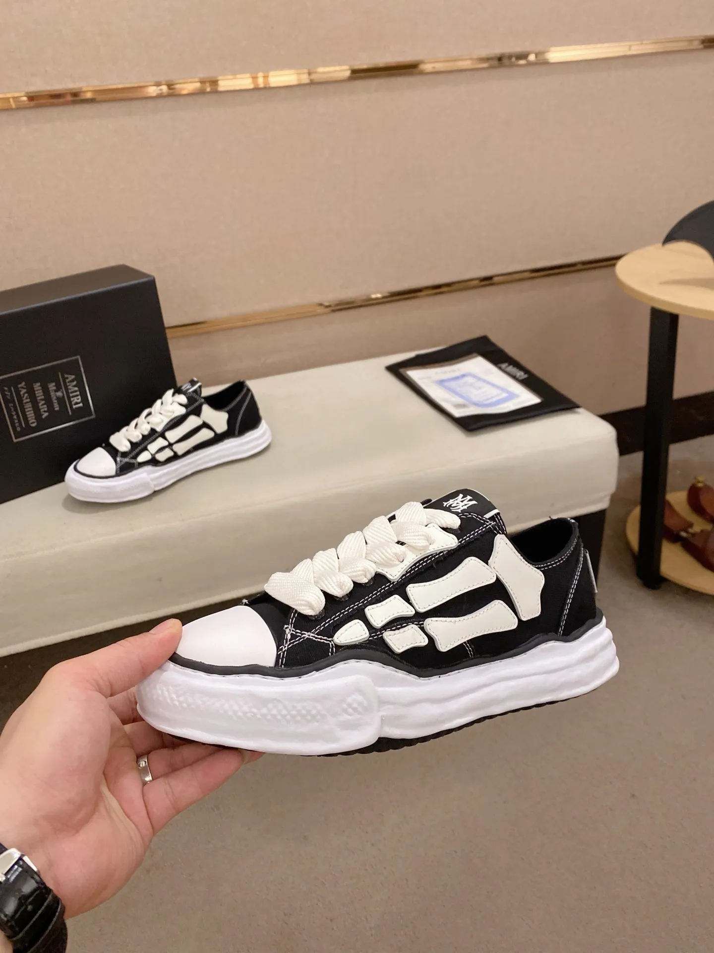 Men's shoes 💰: 580💰 High version [AMIRI] high-end men's shoes brand official website 1:1 latest masterpiece: original mold customization, the fabric is made of imported original materials, upgraded foam outsole, lighter and non-slip. The market's top quality, simple yet tasteful, a must-have for fashionistas, fashionable at your feet, full of confidence, the same style at the counter 👍The summer season is here. Code: 39-44. Can be customized45